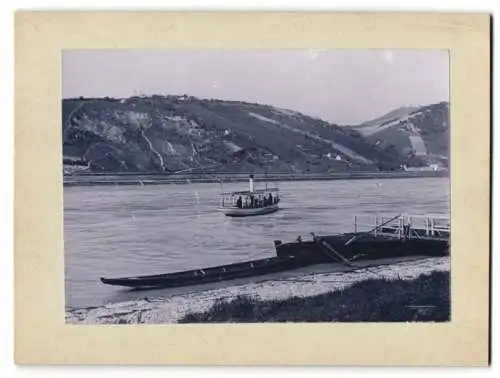 Fotografie unbekannter Fotograf, Ansicht Kahlenbergerdorf, Donau-Fähre in Fahrt