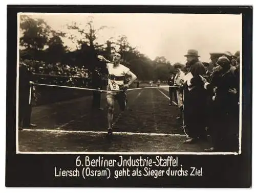 Fotografie 6. Berliner Industrie-Staffel, Liersch (Osram) geht als Sieger durchs Ziel