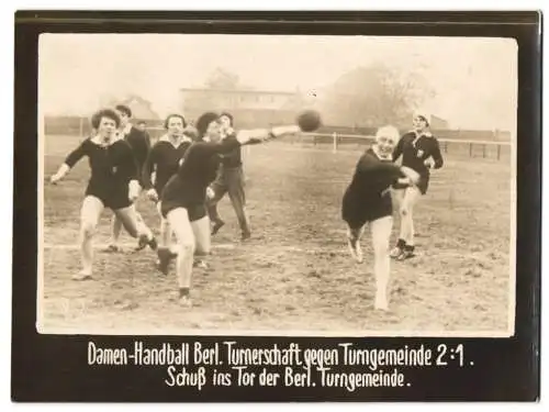 Fotografie Damen-Handball, Berliner Turnerschaft gegen Turngemeinde 2:1, Schuss ins Tor der Berliner Turngemeinde