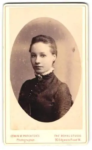 Fotografie Edwin W. Procktor, The Royal Studio, 90 Edgware Road W., Porträt einer jungen Frau.