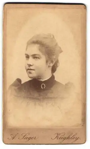 Fotografie A. Sager, Keighley, Church Green, Porträt einer jungen Frau