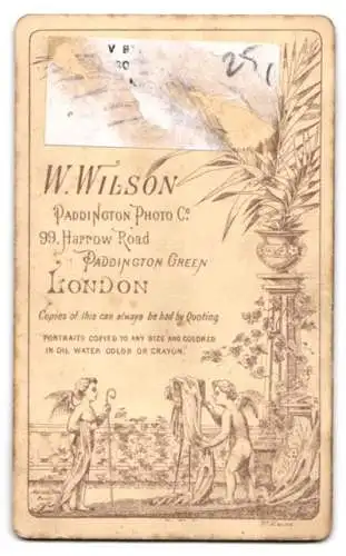 Fotografie W. Wilson, London, Harrow Road 99, Junge in Anzug sitzt mit entspannter Haltung