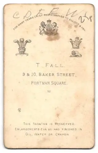 Fotografie T. Fall, London, Baker Street 9 & 10, Porträt einer jungen Frau