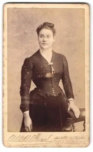 Fotografie A. W. Allard, Tewkesbury, Abbey Studio, Frau mit hochgestecktem Haar im dunklen Kleid