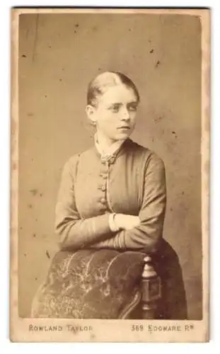 Fotografie Rowland Taylor, London, Edgware Road 369, Porträt einer nachdenklichen jungen Frau