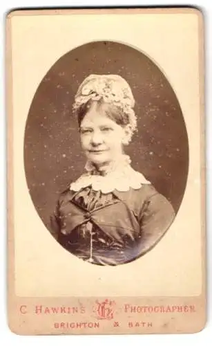 Fotografie C. Hawkins, Brighton, Preston Street 32, 33 und 38, Porträt einer Dame mit Haube