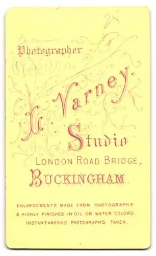 Fotografie L. Varney, Buckingham, London Road Bridge, Porträt eines sitzenden Mannes