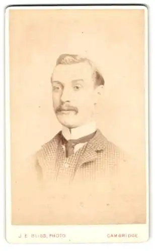 Fotografie J. E. Bliss, Cambridge, St. Andrew`s Street 7, Portrait eines Herren mit Schnurrbart