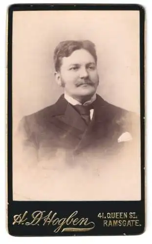 Fotografie A.D. Hogben, Ramsgate, Queen St. 41, Portrait eines eleganten Herrn