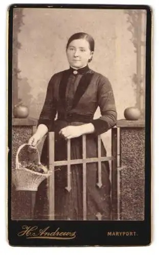 Fotografie H. Andrews, Maryport, Senhouse Street 108, Frau mit Korb am Gartenzaun