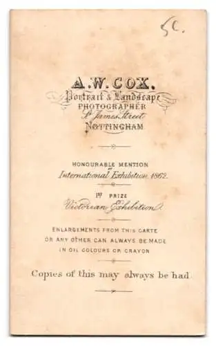 Fotografie A.W. Cox, Nottingham, St James Street, Porträt eines nachdenklichen Herren