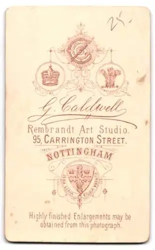 Fotografie G. Caldwell, Nottingham, 95 Carrington Street, Porträt einer Dame in eleganter Kleidung