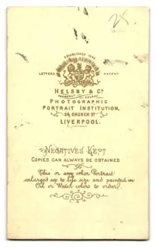 Fotografie Helsby & Co, Liverpool, Church Street 34, Dame in elegantem Kleid neben einem Polstersessel