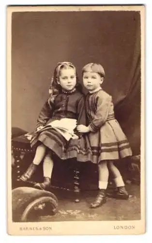 Fotografie Barnes & Son, London, Mile End Road 422, Zwei Kinder auf einem Stuhl sitzend