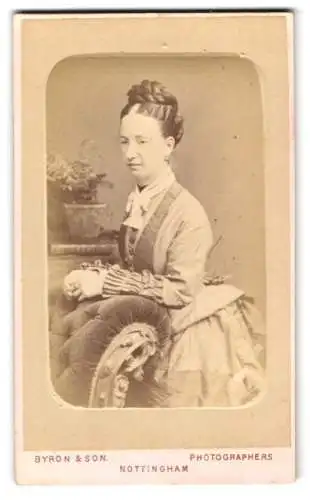 Fotografie Byron & Son, Nottingham, Long Row, Porträt einer eleganten Dame