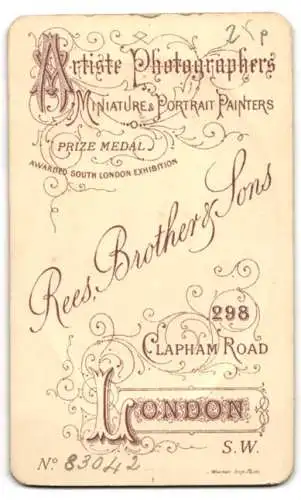 Fotografie Rees - Brother & Sons, London, Clapham Road 298, Porträt eines eleganten Herren