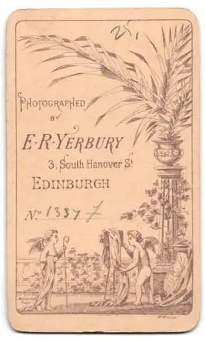 Fotografie E. R. Yerbury, Edinburgh, South Hanover St 3, Porträt einer jungen Frau mit einem Brief