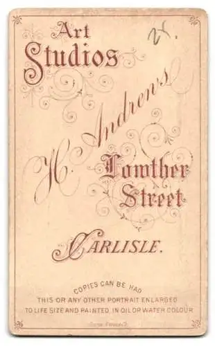 Fotografie H. Andrews, Carlisle, Lowther Street, Sitzender Herr auf kunstvollem Stuhl