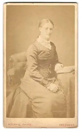 Fotografie A. Dinnie, Aberdeen, Langstane Place 3, Dame in elegantem Kleid