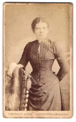 Fotografie T. Bennett & Son, Worcester, Broad Street 8, Frau in elegantem Kleid