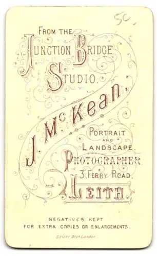 Fotografie J. M. Kean, Leith, Ferry Road 3, Junge in Jacke auf Fell gestützt