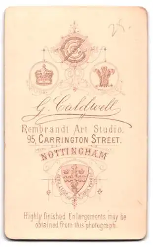 Fotografie G. Caldwell, Nottingham, Carrington Street 95, Sitzende junge Frau in elegantem Kleid