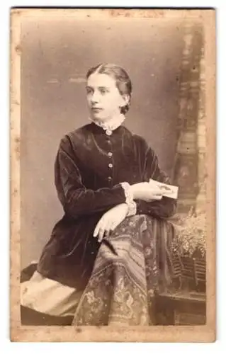 Fotografie Edward Shayler, Redcar, Bath Street 10, Porträt einer Frau mit Brief in der Hand