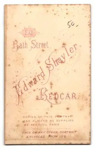 Fotografie Edward Shayler, Redcar, Bath Street 10, Porträt einer Frau mit Brief in der Hand