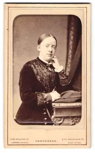 Fotografie A. L. Henderson, London, King William St 49, Porträt einer nachdenklichen jungen Frau