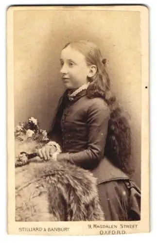 Fotografie Stilliard & Banbury, Oxford, 9 Magdalen Street, Portrait einer jungen Frau in Seitenansicht