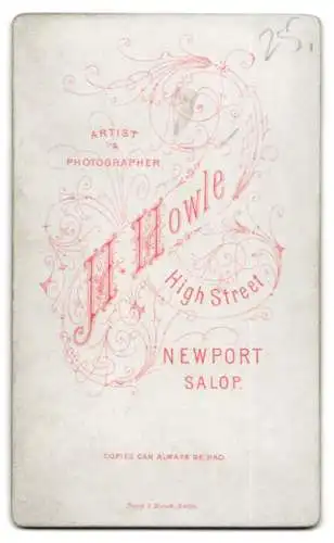 Fotografie H. Howle, Newport, High Street, Frau in elegantem Kleid sitzt auf einem gepolsterten Stuhl