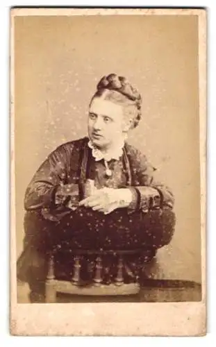 Fotografie A.L. Henderson, London, King William Street 49, Portrait einer Dame in edler Kleidung