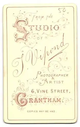 Fotografie T. Vipond, Grantham, Vine Street 6, Porträt eines jungen Mannes mit verschränkten Armen