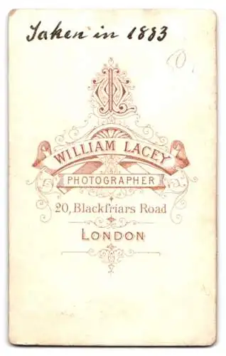 Fotografie William Lacey, London, Blackfriars Road 20, Ein junger Mann lehnt an einem dekorativen Stuhl