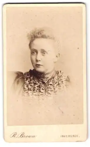 Fotografie Robert Brown, Inverurie, Station Road 16, Portrait einer Dame mit elegantem Gewand