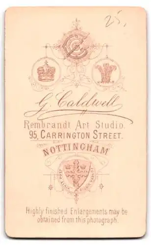 Fotografie G. Caldwell, Nottingham, 95 Carrington Street, Porträt einer Frau in elegantem Kleid