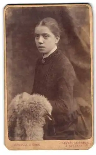 Fotografie Turnbull & Sons, Glasgow, Jamaica Street 75, Portrait einer jungen Frau mit Pelzmuff