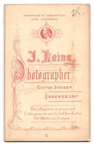 Fotografie J. Laing, Shrewsbury, Castle Street, Frau im eleganten Kleid steht neben einem Stuhl