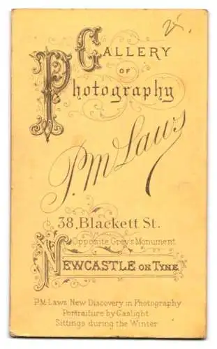 Fotografie P.M. Laws, Newcastle, Blackett St 38, Zwei Frauen in traditioneller Kleidung