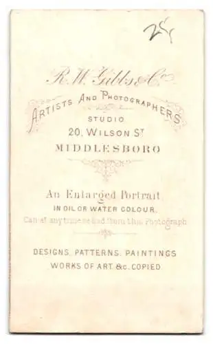 Fotografie R.W. Gibbs & Co., Middlesboro, Wilson St 20, Frau im viktorianischen Kleid an einem Tisch