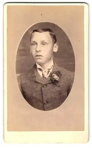 Fotografie Churchill, Exmouth, Albion St 10, Porträt eines jungen Mannes mit Blumenanstecker