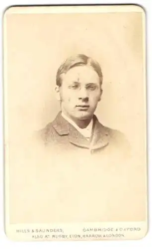 Fotografie Hills & Saunders, Cambridge, Portrait eines jungen Mannes mit Brille