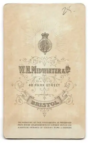 Fotografie W.H. Midwinter & Co., Bristol, Park Street 48, Porträt einer Dame im hochgeschlossenen Kleid