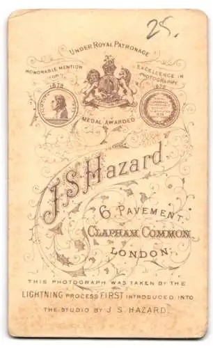 Fotografie J.S. Hazard, London-Clapham, 6 Pavement, Porträt eines eleganten Herrn in Anzug