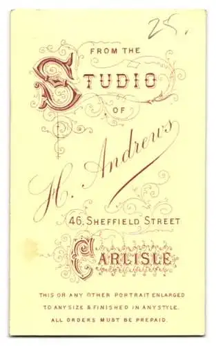 Fotografie H. Andrews, Carlisle, Sheffield Street 46, junger Mann in Anzug sitzt lässig auf Stuhl