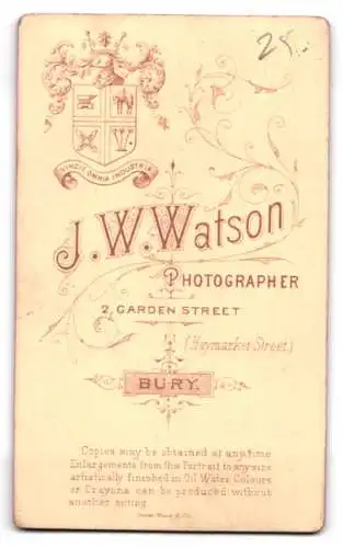 Fotografie J. W. Watson, Bury, Garden Street 2, Porträt einer elegant gekleideten Frau