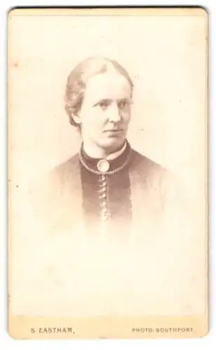 Fotografie S. Eastham, Southport, Lord Street 217, Porträt einer Dame mit elegantem Kamee-Anhänger