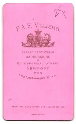 Fotografie P.A.F. Villiers, Newport, 8 Commercial Street, Porträt eines eleganten Herrn auf einem verzierten Stuhl