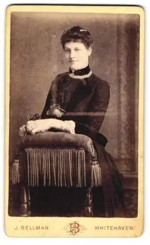 Fotografie J. Bellman, Whitehaven, elegante Dame in dunklem Kleid