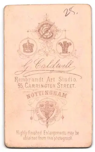 Fotografie G. Caldwell, Nottingham, Carrington Street 95, Elegante Dame mit Federhut